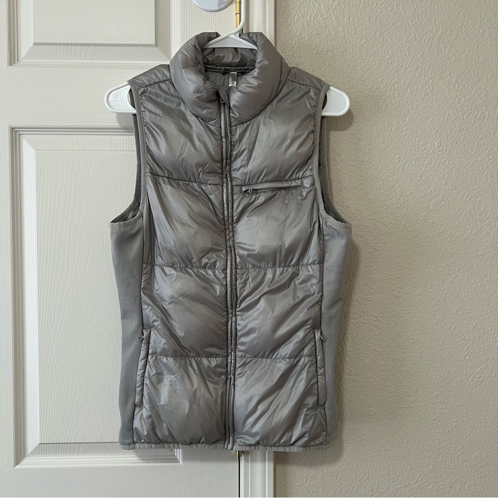 Fabletics Silver Elliot Packable Puffer Vest with Ribbed Side Panels - Medium